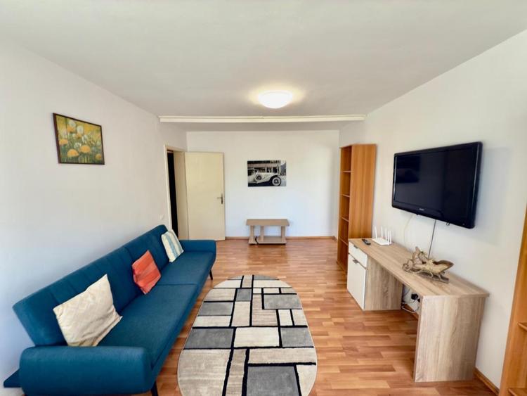 Apartament cu 2 camere semidecomandat, mobilat în P-ța Universității