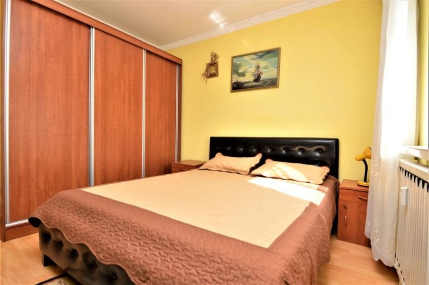Apartament cu 3 camere decomandat, mobilat în Vitan