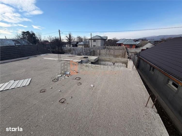Casă cu 4 camere decomandat în Stâlpu
