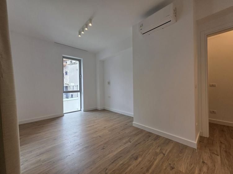 Apartament cu 4 camere în P-ța Universității