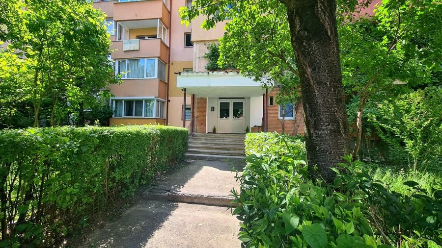 Apartament cu 3 camere decomandat în Răcădău