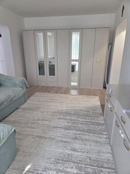 Apartament cu 3 camere semidecomandat, mobilat în Titan