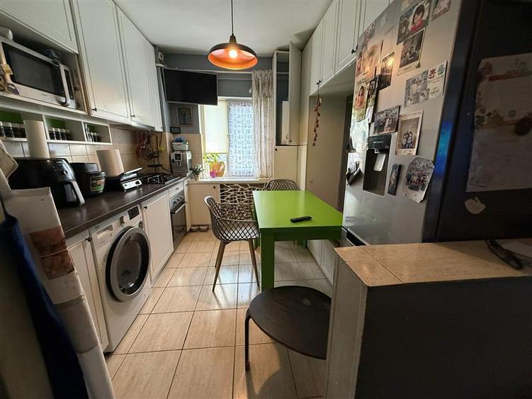 Apartament cu 3 camere decomandat, mobilat în Mircea cel Bătrân