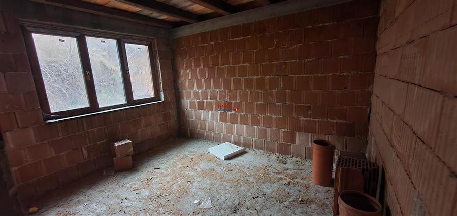 Casă individuală cu 5 camere cu Canalizare în Periferie