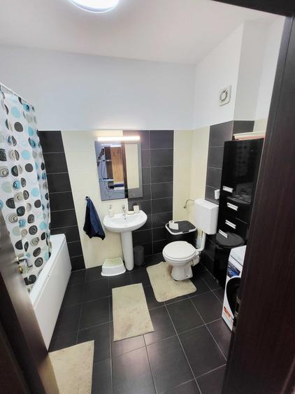 Apartament cu 3 camere semidecomandat în Ghencea