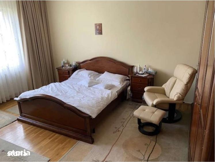 Casă cu 8 camere cu Teren 1450 Mp în Păulești
