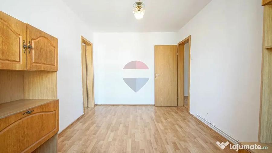 Apartament cu 3 camere semidecomandat în Nord