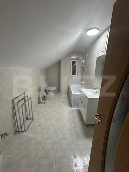 Casă individuală cu 9 camere cu Canalizare în Dumbrăvița