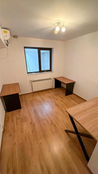 Apartament cu 3 camere semidecomandat în Banu Manta