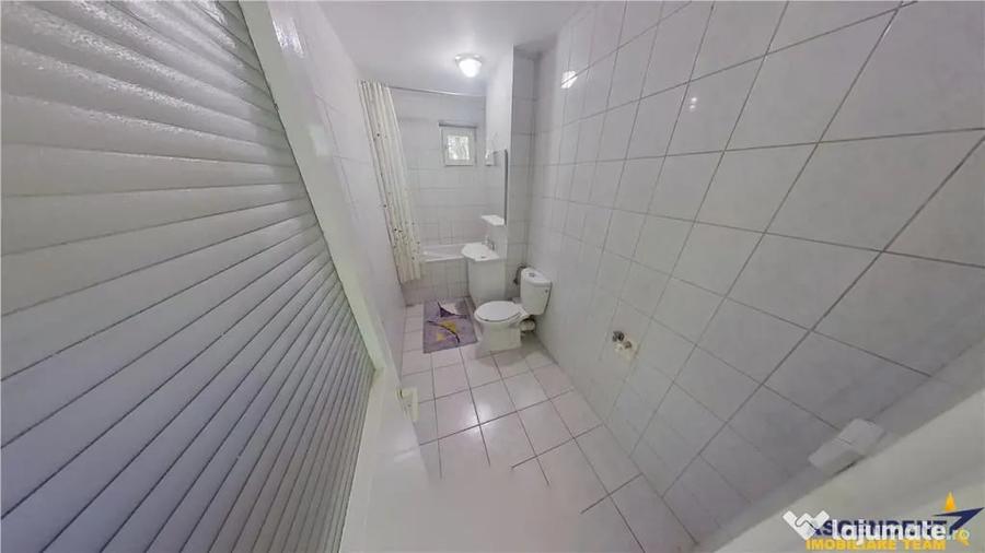 Apartament cu 3 camere decomandat în Calea București