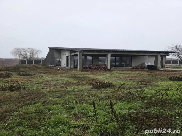 Casă cu 4 camere cu Teren 1700 Mp în Școlilor
