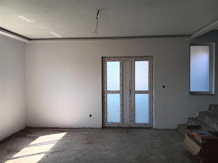 Casă cu 5 camere cu Teren 500 Mp în Oprișeni