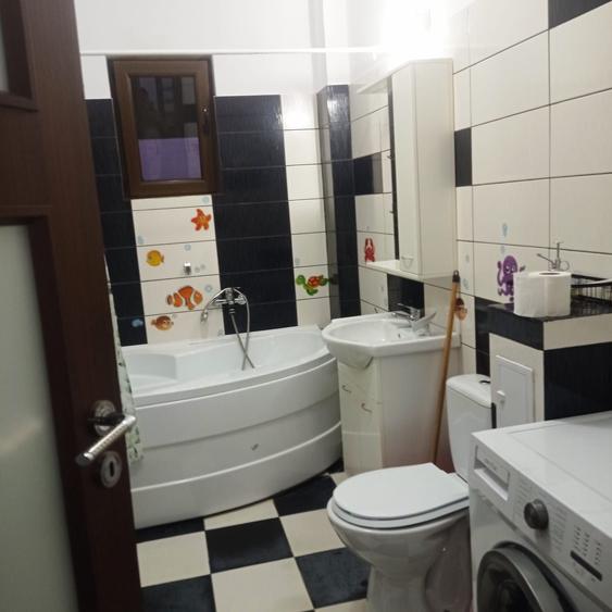 Apartament cu 3 camere semidecomandat în Fundeni