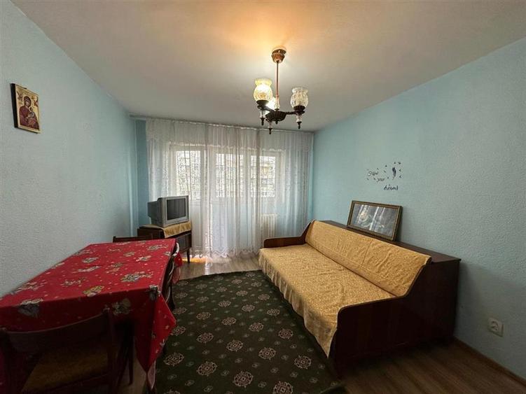 Apartament cu 3 camere decomandat în B-dul București