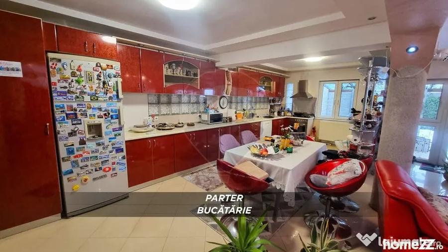Casă cu 10 camere cu Teren 750 Mp în Central