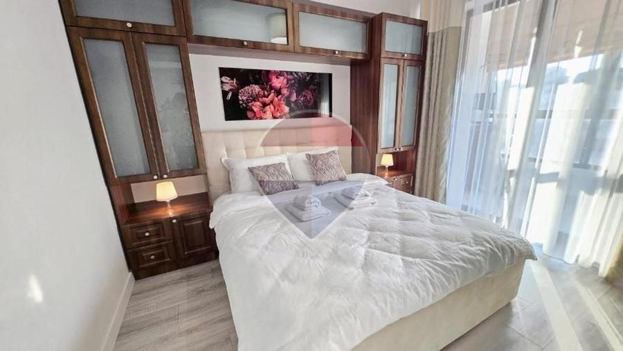 Apartament cu 3 camere semidecomandat, mobilat în Podu Roș
