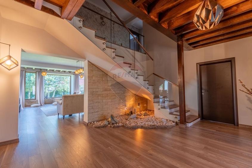 Casă individuală cu 9 camere cu Teren 2000 Mp în Feleacu