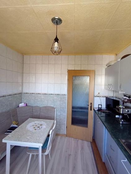 Apartament cu 3 camere semidecomandat, mobilat în Valea Rosie