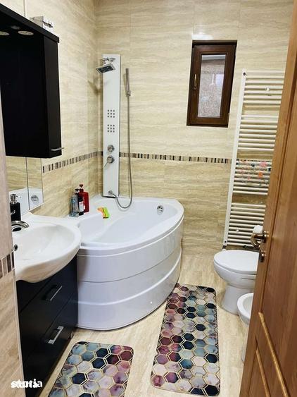 Casă cu 3 camere cu Teren 1994 Mp în Central