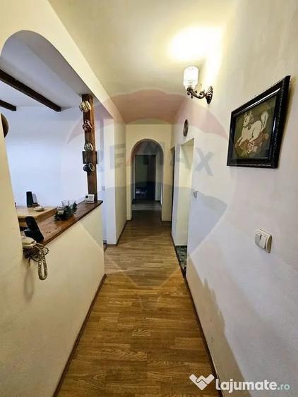 Apartament cu 3 camere decomandat în Calea București