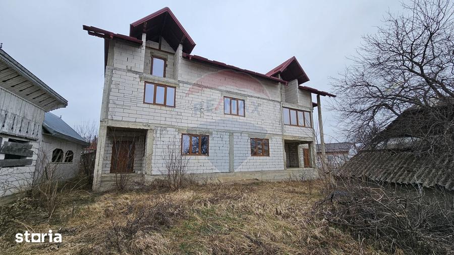 Casă cu Teren 2869 Mp în Siminicea