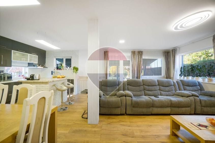Casă individuală cu 7 camere cu Teren 1106 Mp în Stupini