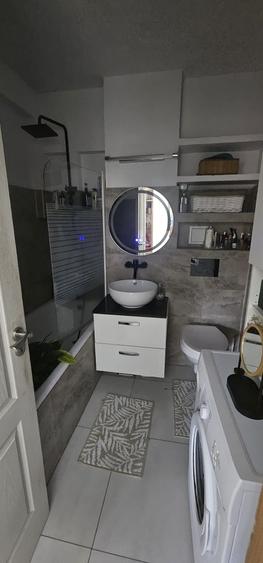 Apartament cu 3 camere decomandat în Criș