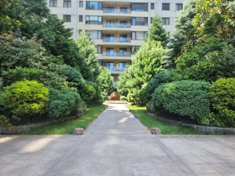 Apartament cu 3 camere semidecomandat în Herăstrău