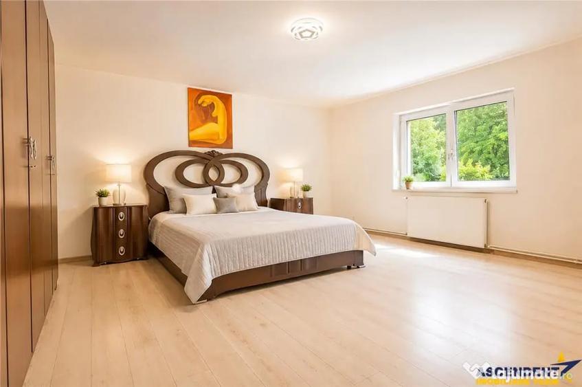 Casă cu 5 camere cu Teren 343 Mp în Florilor