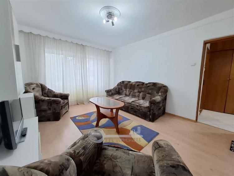 Apartament cu 3 camere decomandat, mobilat în Dacia
