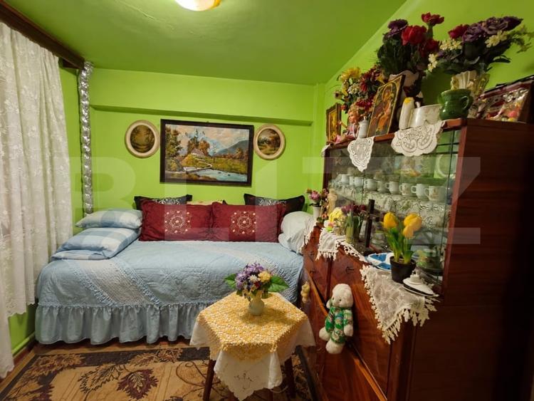 Apartament cu 4 camere decomandat în Cornitoiu