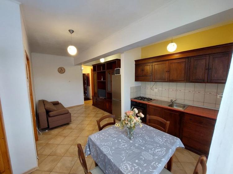 Apartament cu 3 camere decomandat, mobilat în Prundu