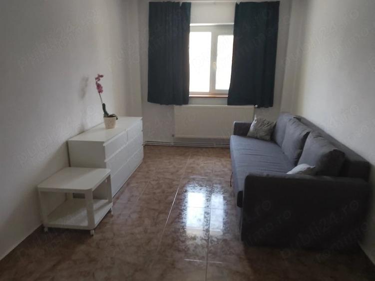 Apartament cu 4 camere decomandat în Văcăresti