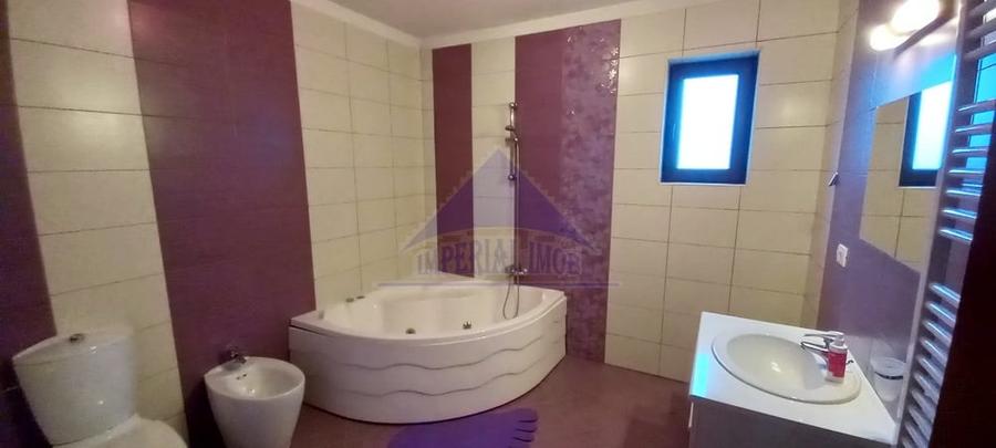 Casă individuală cu 6 camere cu Canalizare în Central