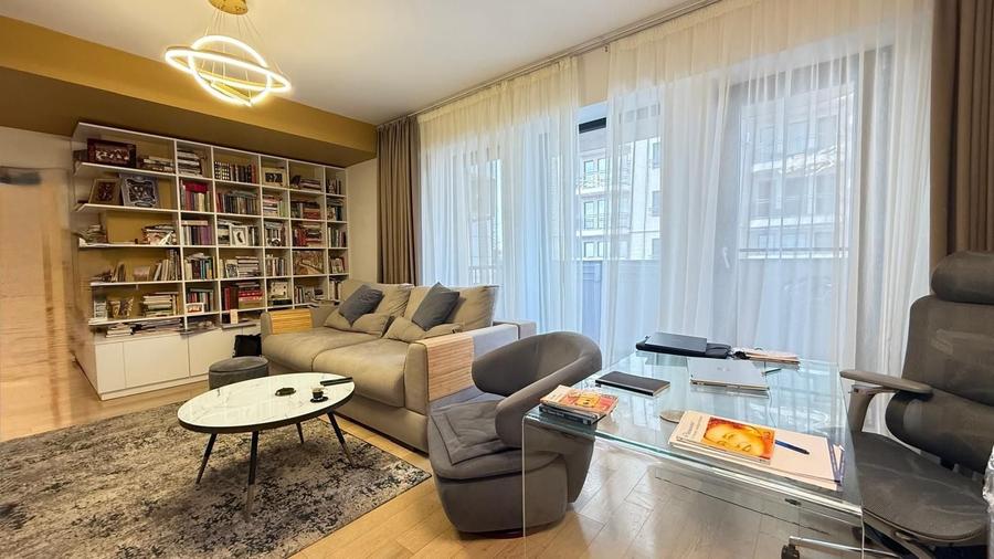 Apartament cu 3 camere semidecomandat, mobilat în Văcăresti