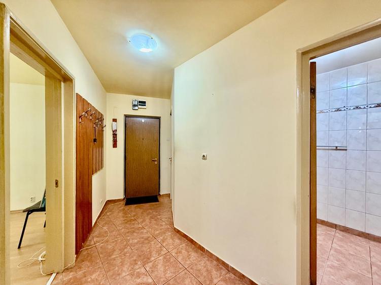Apartament cu 4 camere decomandat în Tineretului
