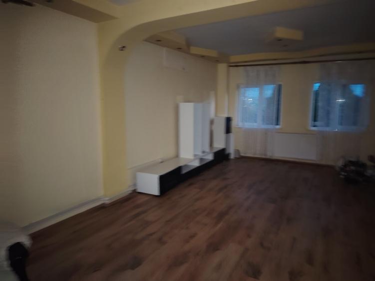 Casă cu 4 camere cu Teren 300 Mp în Central