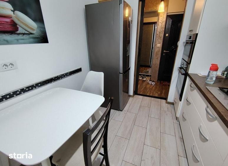 Apartament cu 3 camere semidecomandat în Podu Roș