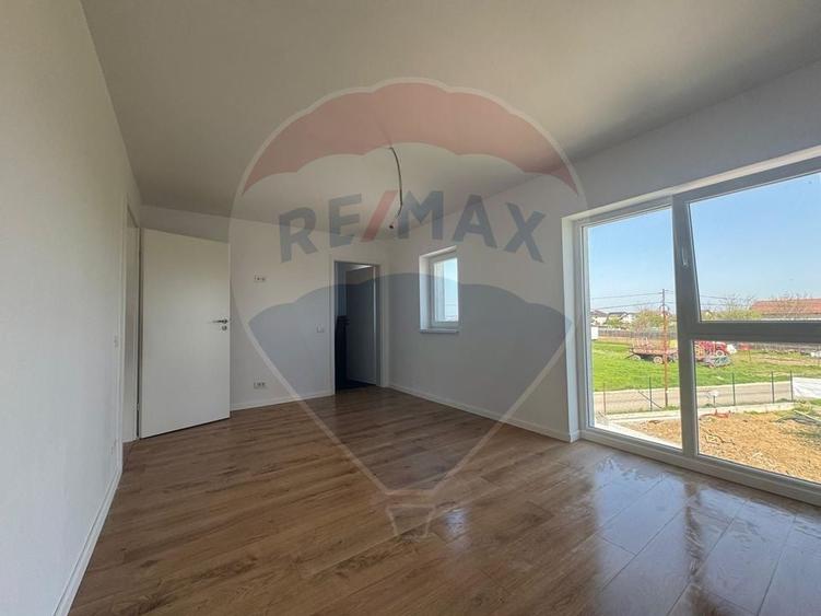 Casă individuală cu 4 camere cu Teren 450 Mp în Săbăreni
