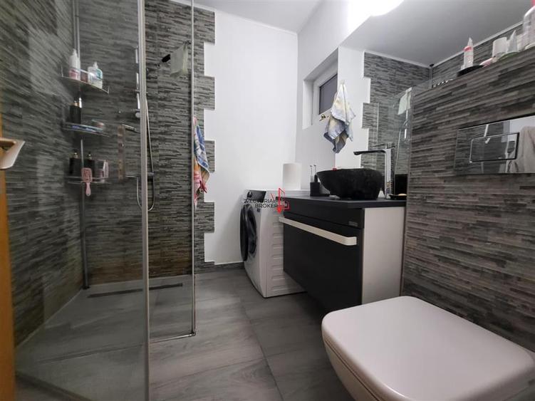 Apartament cu 3 camere decomandat în Titan