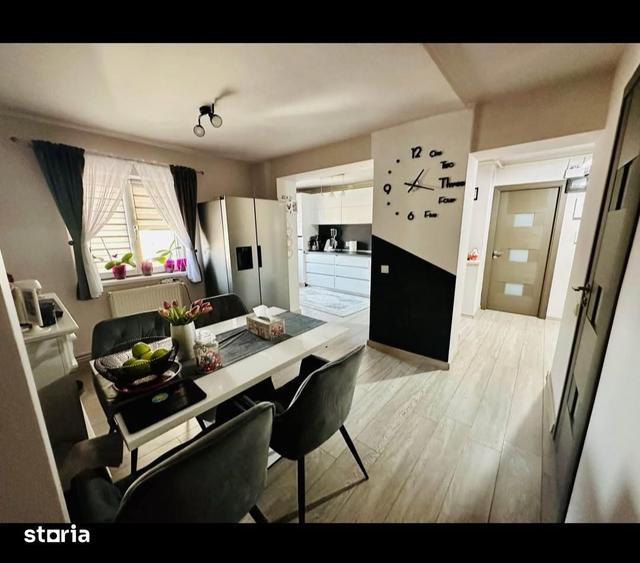Apartament cu 4 camere decomandat în Central