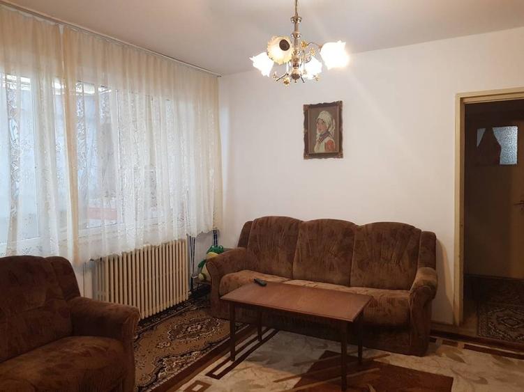 Apartament cu 3 camere semidecomandat în Central