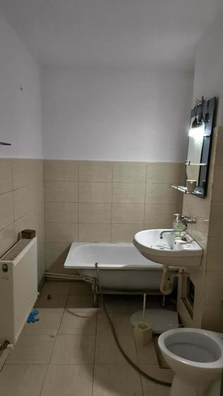 Apartament cu 3 camere decomandat în Est