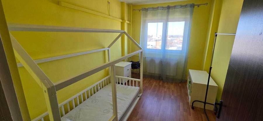 Apartament cu 3 camere semidecomandat în Titan