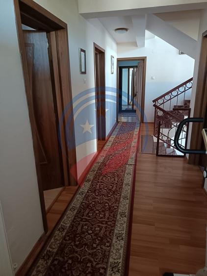 Casă individuală cu 7 camere cu Canalizare în Est