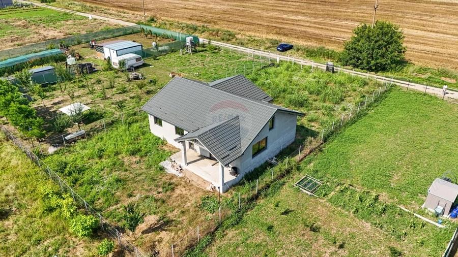 Casă cu 4 camere cu Teren 1007 Mp în Sud