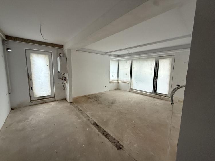 Apartament cu 4 camere semidecomandat în Unirii