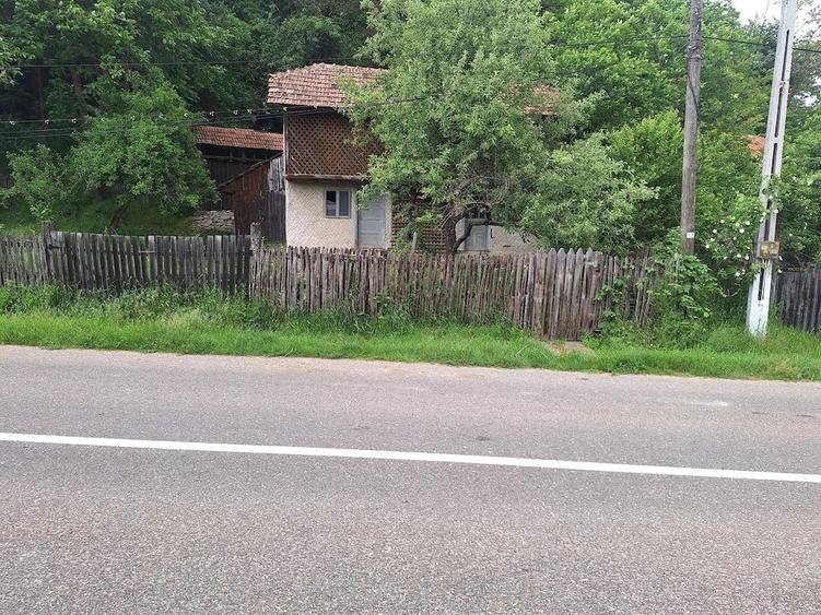 Casă cu 2 camere cu Teren 350 Mp în Cătina
