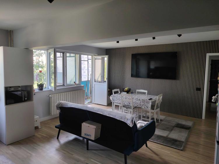 Apartament cu 3 camere semidecomandat în Central