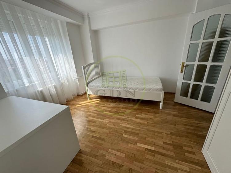 Apartament cu 4 camere decomandat, mobilat în Central